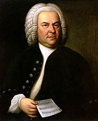 Ein Porträt von Johann Sebastian Bach. Bach hält ein Blatt Noten und eine Feder in der Hand